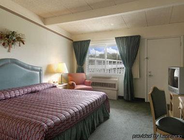 Travelodge By Wyndham Iowa City Habitación foto